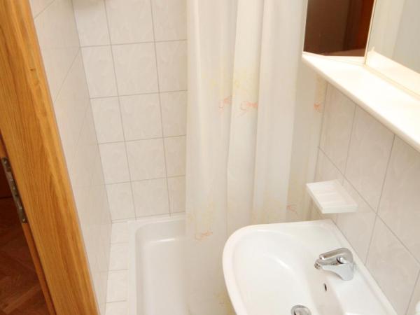 Apartments and rooms with parking space Krk - 5371 : photo 8 de la chambre appartement 2 chambres avec terrasse