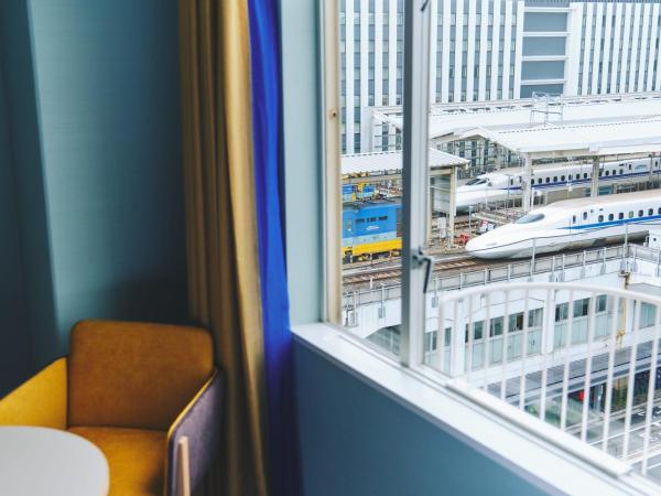 Miyako Hotel Kyoto Hachijo : photo 2 de la chambre superior twin room with train view - main building premium floor - non-smoking