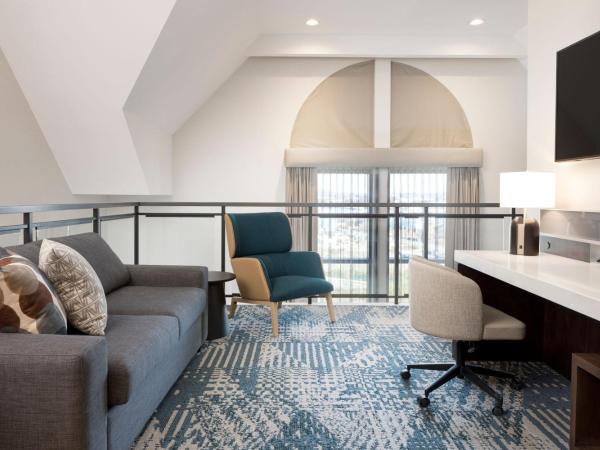 Delta Hotels by Marriott Victoria Ocean Pointe Resort : photo 1 de la chambre suite 1 chambre the loft en duplex avec 1 lit king-size en mezzanine