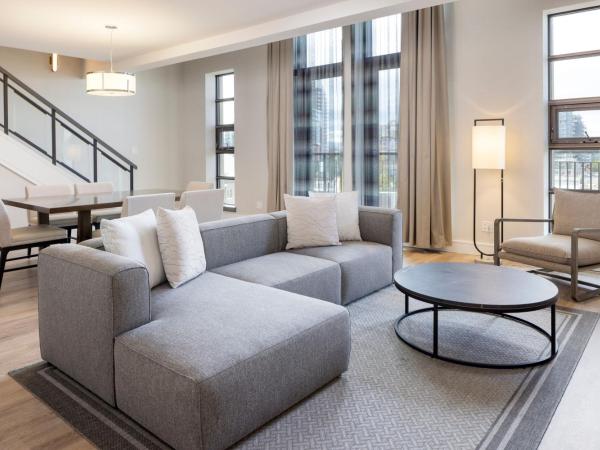 Delta Hotels by Marriott Victoria Ocean Pointe Resort : photo 2 de la chambre suite 1 chambre the loft en duplex avec 1 lit king-size en mezzanine