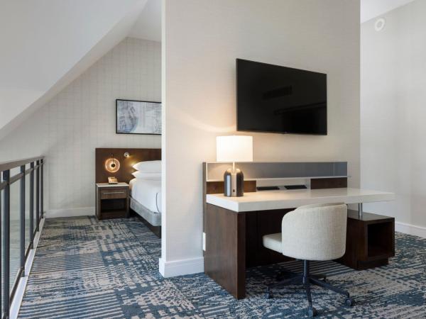 Delta Hotels by Marriott Victoria Ocean Pointe Resort : photo 3 de la chambre suite 1 chambre the loft en duplex avec 1 lit king-size en mezzanine