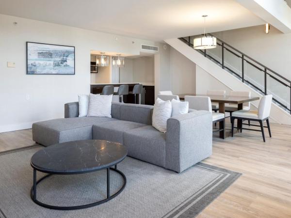 Delta Hotels by Marriott Victoria Ocean Pointe Resort : photo 4 de la chambre suite 1 chambre the loft en duplex avec 1 lit king-size en mezzanine