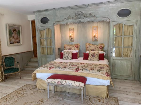 Villa Hautvallon : photo 2 de la chambre chambre lit king-size - vue sur jardin