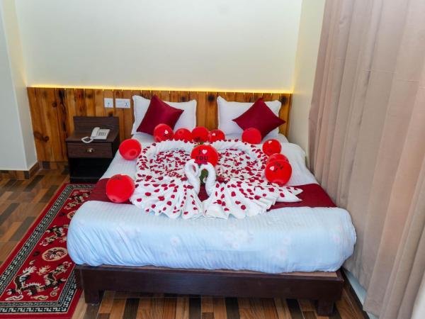 Hotel Pokhara Suites : photo 6 de la chambre chambre double ou lits jumeaux deluxe avec balcon