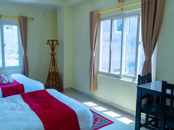 Hotel Pokhara Suites : photo 1 de la chambre chambre double ou lits jumeaux deluxe avec balcon