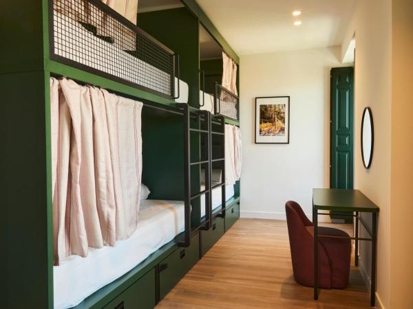 LATROUPE Prado Hostel : photo 4 de la chambre lit dans un dortoir de 4 lits