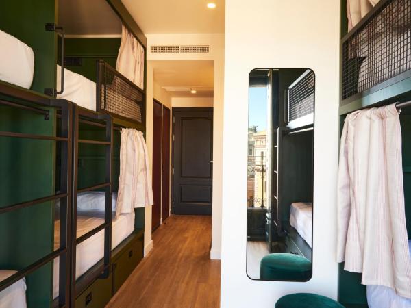 LATROUPE Prado Hostel : photo 3 de la chambre lit simple dans dortoir à 6 lits