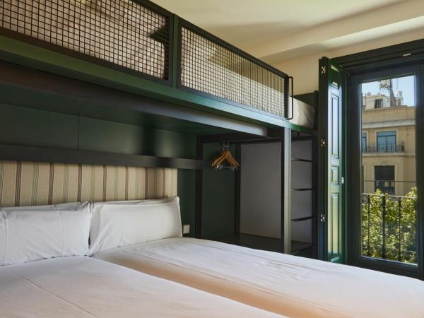 LATROUPE Prado Hostel : photo 3 de la chambre chambre quadruple deluxe