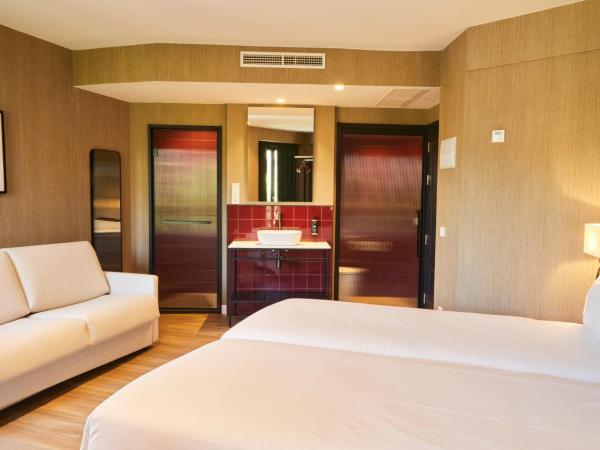 LATROUPE Prado Hostel : photo 3 de la chambre chambre lits jumeaux avec balcon