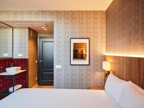 LATROUPE Prado Hostel : photo 2 de la chambre chambre deluxe