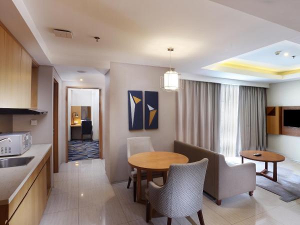 Swiss-Belhotel Pondok Indah : photo 3 de la chambre two-bedroom family suite with queen and twin beds