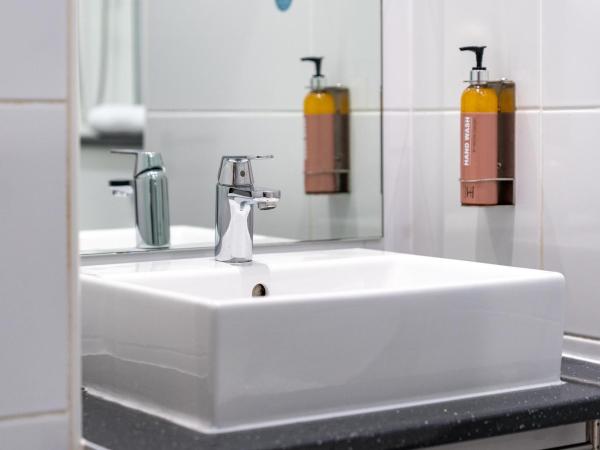 Heeton Concept Hotel - City Centre Liverpool : photo 3 de la chambre chambre lit king-size - accessible aux personnes à mobilité réduite