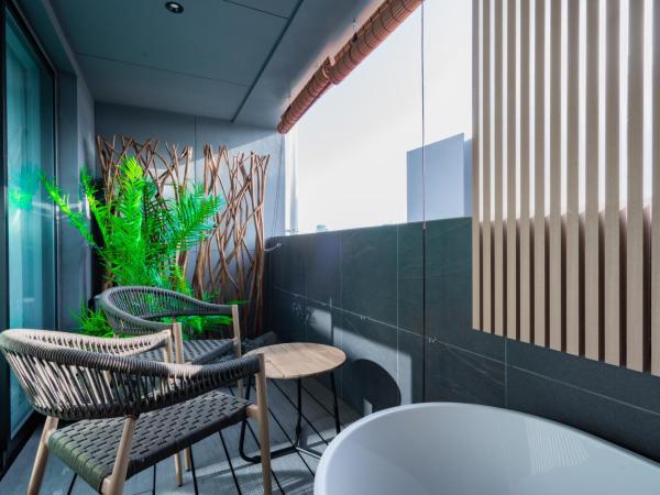 Randor Hotel Hiroshima Prestige : photo 9 de la chambre suite lit king-size avec balcon