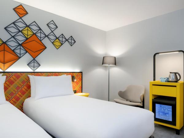 ibis Styles Bangkok Silom : photo 1 de la chambre chambre lits jumeaux supérieure - vue sur atrium