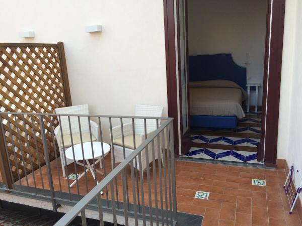 La Casa dell'Orologio - MAIN SQUARE : photo 5 de la chambre chambre double ou lits jumeaux avec balcon