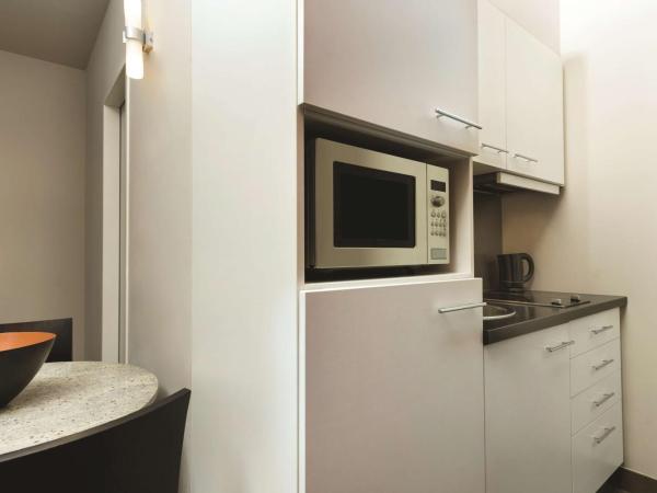 Adina Apartment Hotel Berlin Checkpoint Charlie : photo 4 de la chambre studio