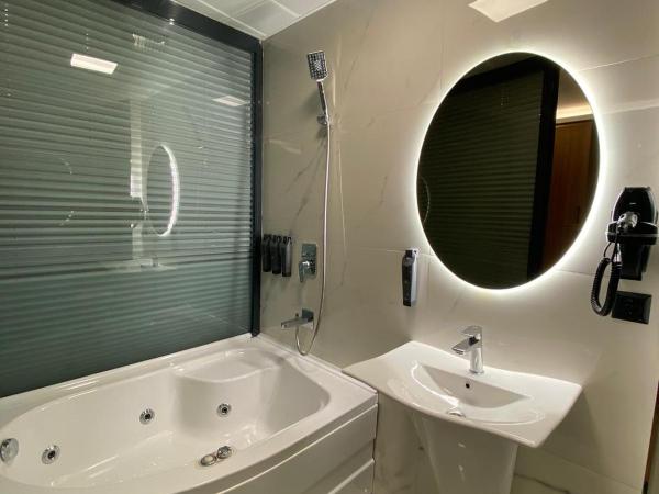 Gumus Palace Gungoren : photo 3 de la chambre chambre lit queen-size avec baignoire spa