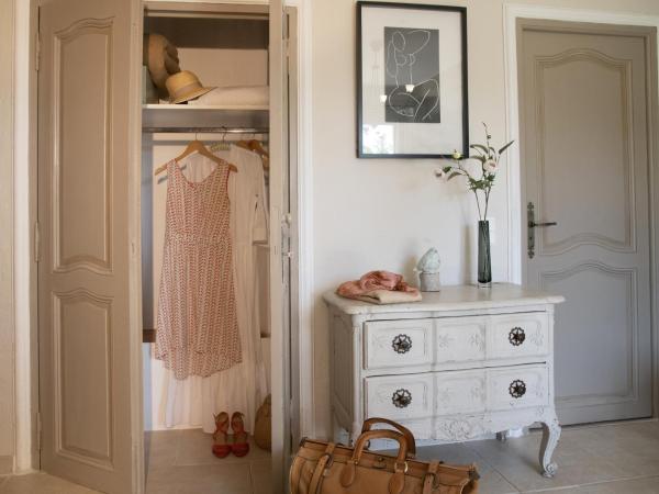 Hotel Les Messugues : photo 10 de la chambre chambre familiale deluxe