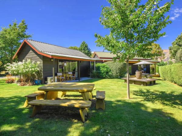 Alpine View Lodge : photo 3 de la chambre studio lit king-size - vue sur montagne et jardin