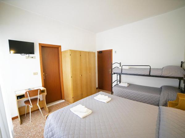 Hotel Ischia : photo 5 de la chambre chambre quadruple avec balcon 