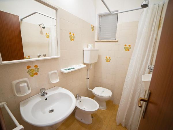 Hotel Ischia : photo 4 de la chambre chambre quadruple avec balcon