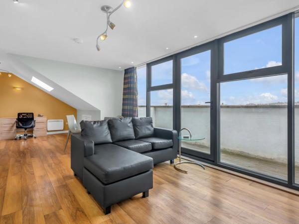 Roomzzz Leeds Headingley : photo 8 de la chambre appartement avec balcon