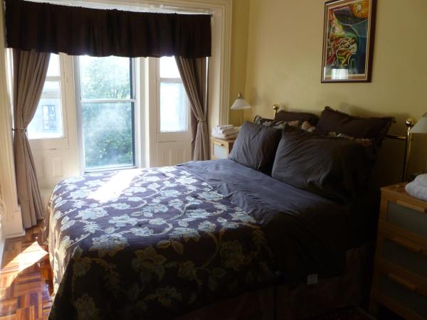 Gingerbread Manor : photo 1 de la chambre chambre lit queen-size avec salle de bains commune