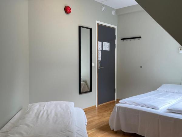 City Hostel Bergen : photo 7 de la chambre chambre triple avec salle de bains commune