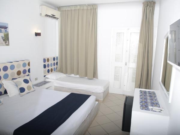 Hotel El Fell : photo 4 de la chambre chambre triple - vue sur jardin
