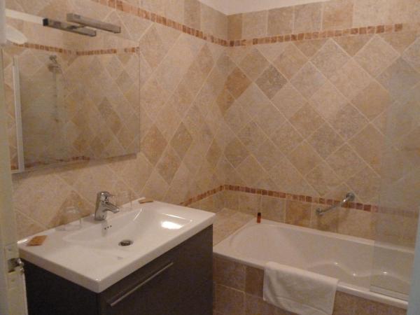 Le Castelet des Alpilles : photo 7 de la chambre chambre double standard avec baignoire