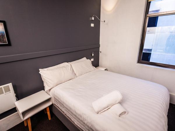 YHA Melbourne Central : photo 1 de la chambre chambre double avec salle de bains commune