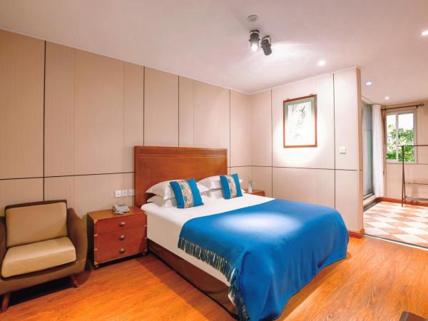 Wenjun Courtyard Hotel,3mins walk from Tonghuimen metro station ,located in the city center ,walking distance to many scenic areas, English-speaking service : photo 1 de la chambre ancient street view deluxe double room（free pick up service for 3 successive nights , free laundry service , free drinks ）