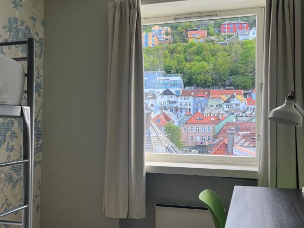 City Hostel Bergen : photo 9 de la chambre chambre lits jumeaux avec salle de bains commune