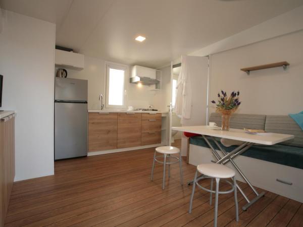 Camping Adria Mobile Homes Lanterna : photo 2 de la chambre mobile home 2 chambres