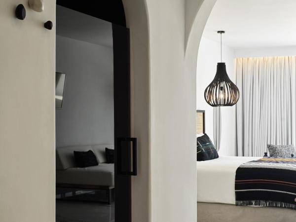 Kouros Hotel & Suites : photo 9 de la chambre grande suite sanctuaire avec piscine privée - vue sur mer