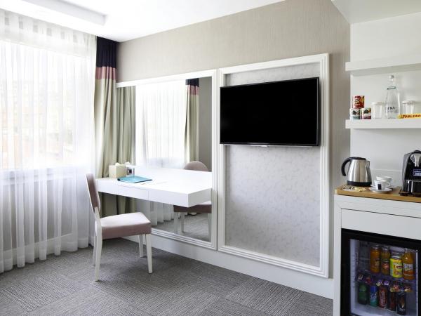 Mia Berre Hotels : photo 4 de la chambre chambre familiale (3 adultes + 1 enfant)