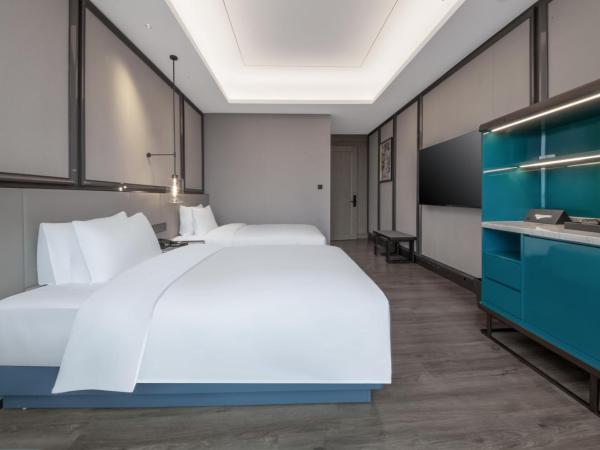 Crowne Plaza Hangzhou Linping, an IHG Hotel : photo 4 de la chambre two-bedroom suite with bathtub and living area