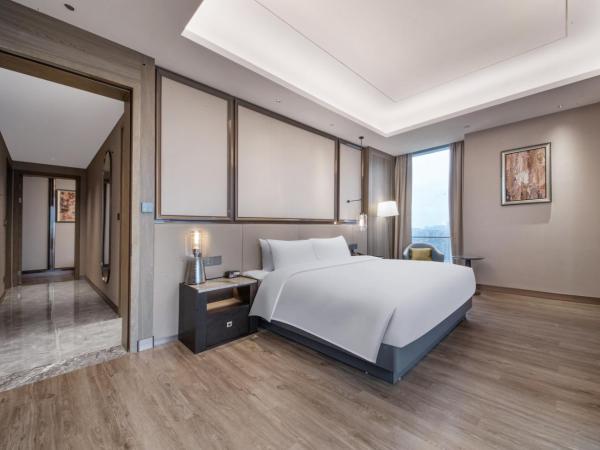 Crowne Plaza Hangzhou Linping, an IHG Hotel : photo 1 de la chambre two-bedroom suite with bathtub and living area