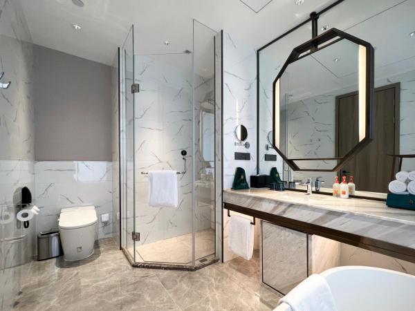 Crowne Plaza Hangzhou Linping, an IHG Hotel : photo 2 de la chambre standard king room with bathtub and city view