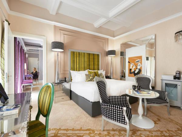 Aria Hotel Budapest by Library Hotel Collection : photo 2 de la chambre chambre lit king-size de luxe - vue sur jardin musical