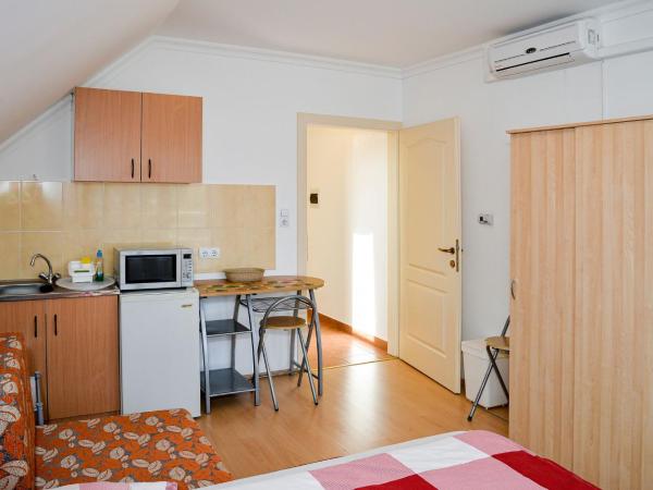 SovaApartman : photo 7 de la chambre chambre triple avec balcon