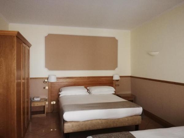 Hotel Leopardi : photo 4 de la chambre chambre quadruple