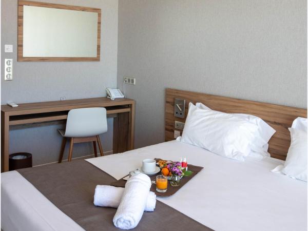 Hôtel Cala di Sole : photo 2 de la chambre chambre confort avec 2 lits simples - vue sur mer