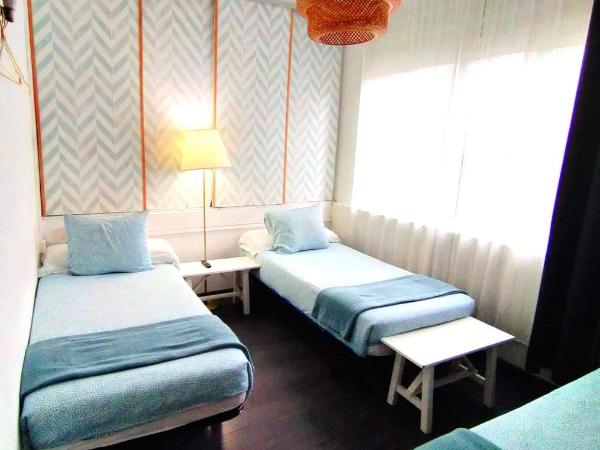 Hostal Mafer : photo 3 de la chambre chambre triple - vue sur ville