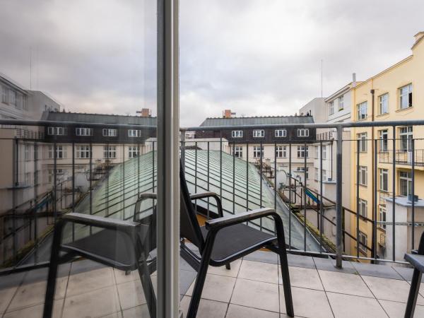 EA ApartHotel Melantrich : photo 6 de la chambre studio supérieur avec terrasse - 2 personnes