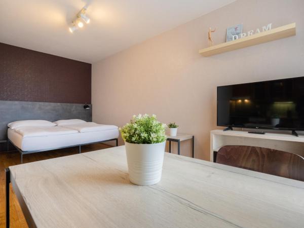 EA ApartHotel Melantrich : photo 1 de la chambre studio supérieur avec terrasse - 2 personnes