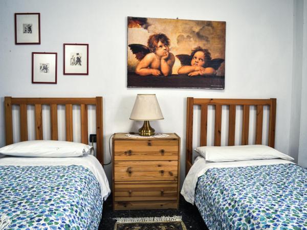 Bed And Breakfast Arcobaleno : photo 2 de la chambre chambre double ou lits jumeaux avec salle de bains privative