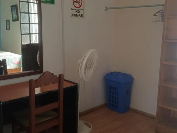 Hostal don Felipe : photo 2 de la chambre chambre triple basique avec salle de bains commune