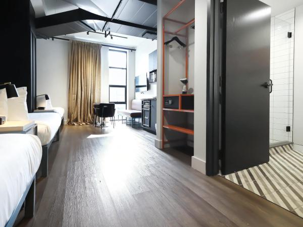 Waymore's Hotel : photo 2 de la chambre three twin beds studio suite with kitchenette