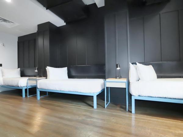 Waymore's Hotel : photo 3 de la chambre three twin beds studio suite with kitchenette